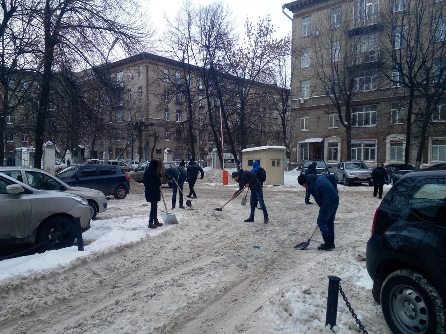 Cтуденты приняли участие в уборке города от снега