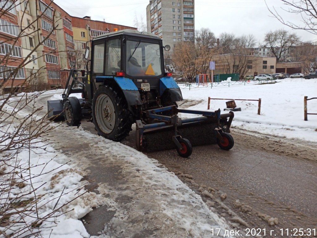 Очистка от снега территорий в Советском районе 17.12.2021