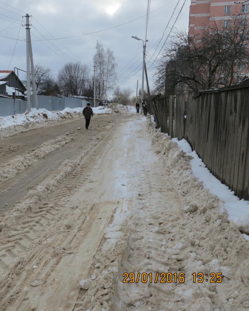 В поселке Шереметьево расчищена от снега пешеходная дорожка