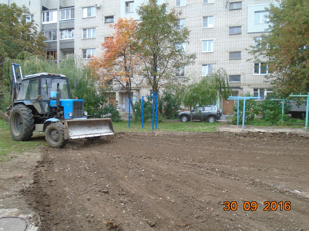 В Московском районе проводятся работы по благоустройству дворовых территорий 30.09.2016