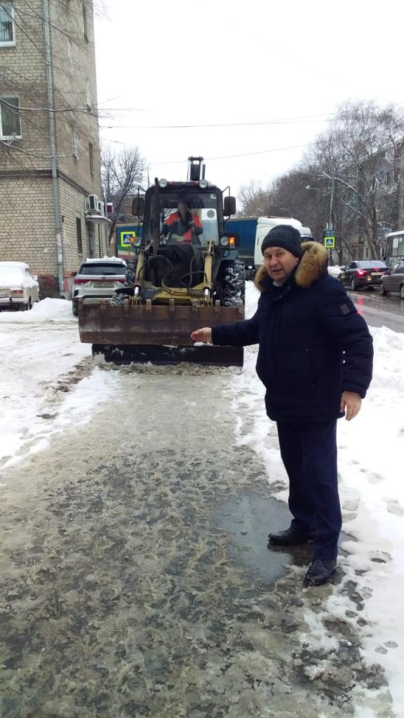Организованы работы по очистке тротуаров от снега