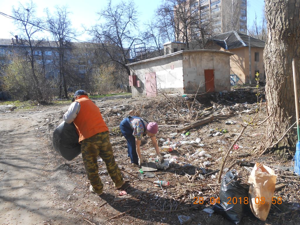 Организованы работы по санитарной уборке территории по проезду Грибоедова 28.04.2018