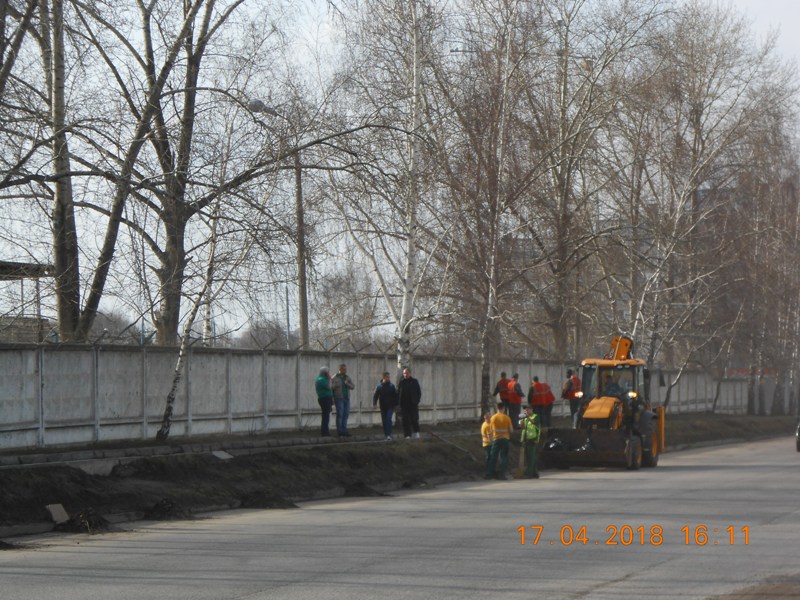 Проводятся работы по уборке прилегающих территорий к предприятиям в Железнодорожном районе