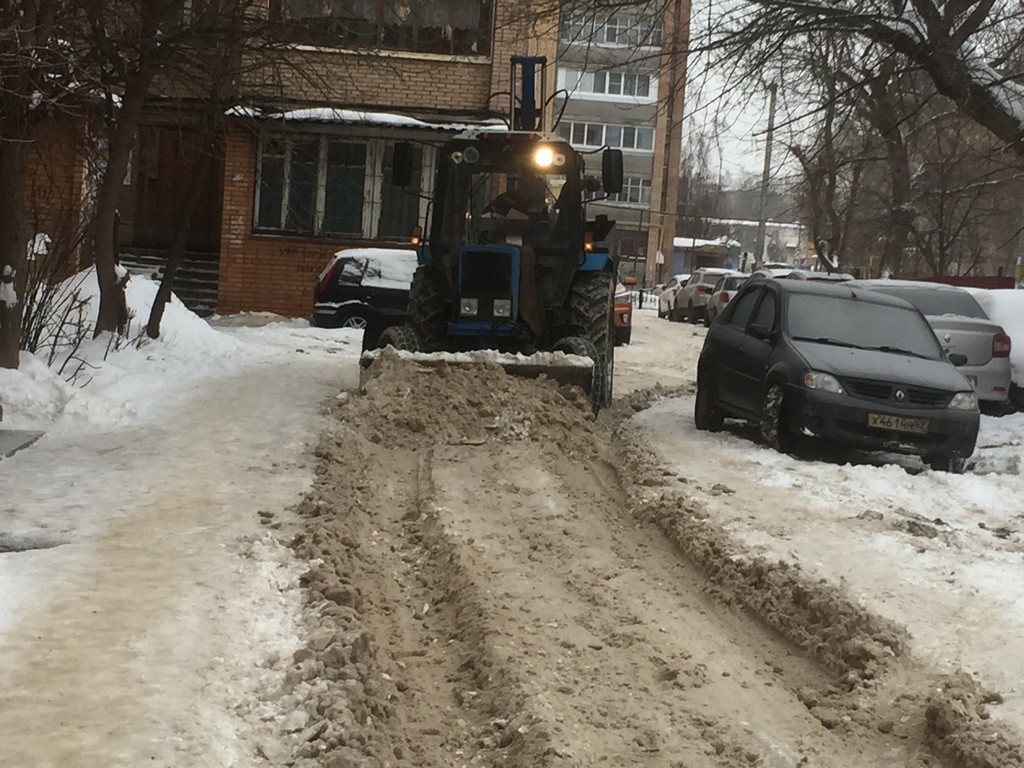 Продолжаются работы по очистке тротуаров и межквартальных проездов от снега и наледи 31.01.2019