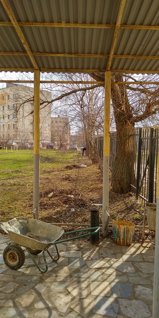 Продолжаются работы по уборке территорий в Советском районе 10.04.2019