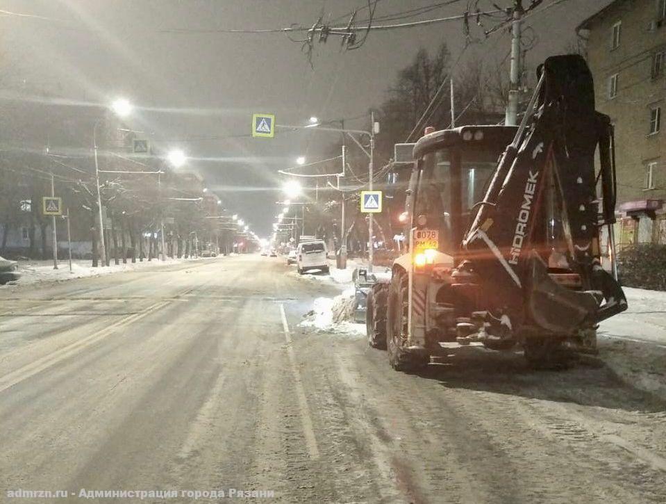 Спецтехника продолжит уборку и обработку дорог и тротуаров в ночное время