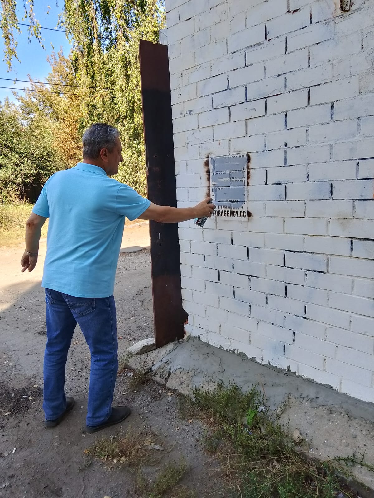 В Московском районе совместно с дружинниками проведен рейд по ликвидации надписей, содержащих контакты распространителей наркотических средств и психотропных веществ.