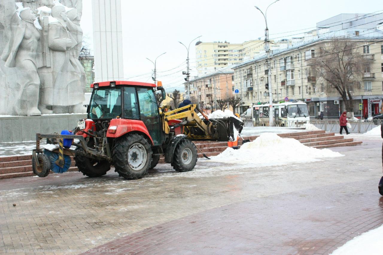 В Рязани продолжается уборка тротуаров и общественных территорий