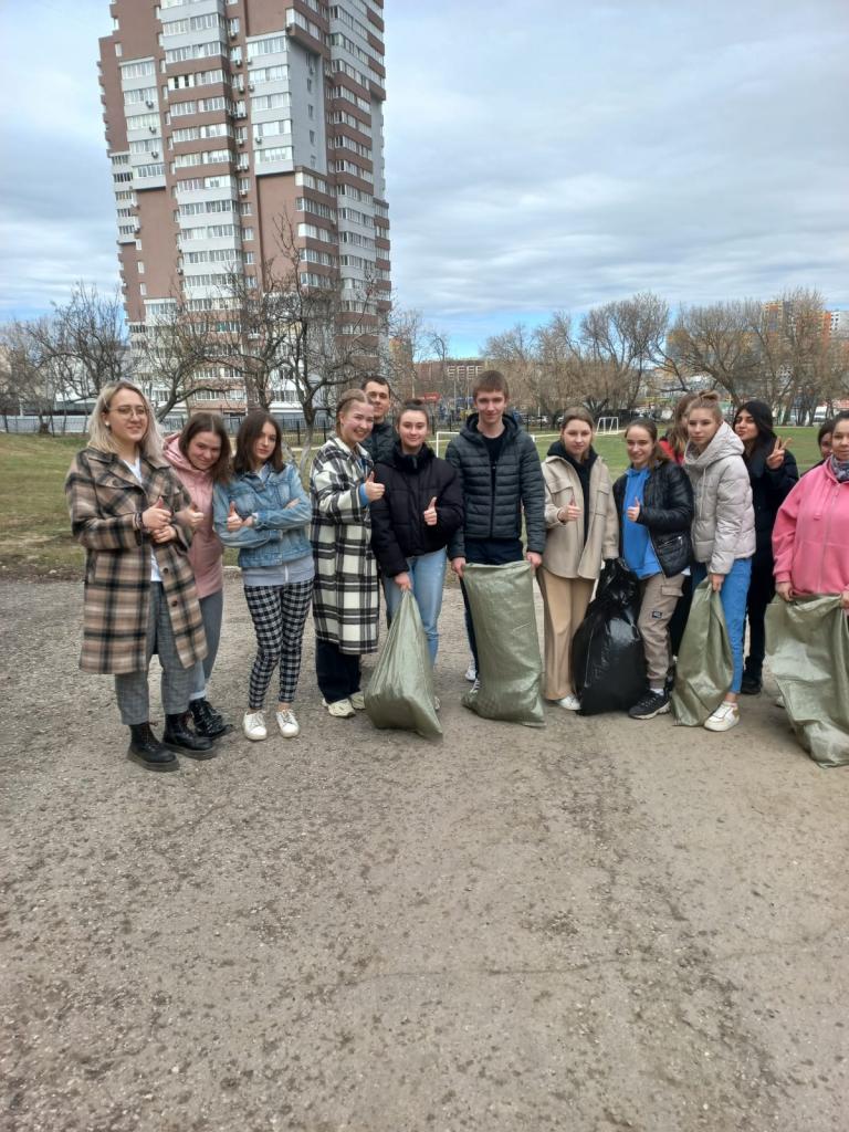 В Советском районе продолжают выполняться работы по санитарной уборке и благоустройству территории района 14.04.2022