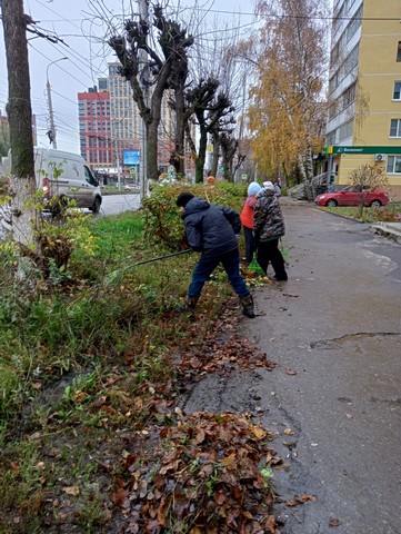 В Московском районе продолжаются работы в рамках месячника по благоустройству и санитарной очистке территории города Рязани 31.10.2022