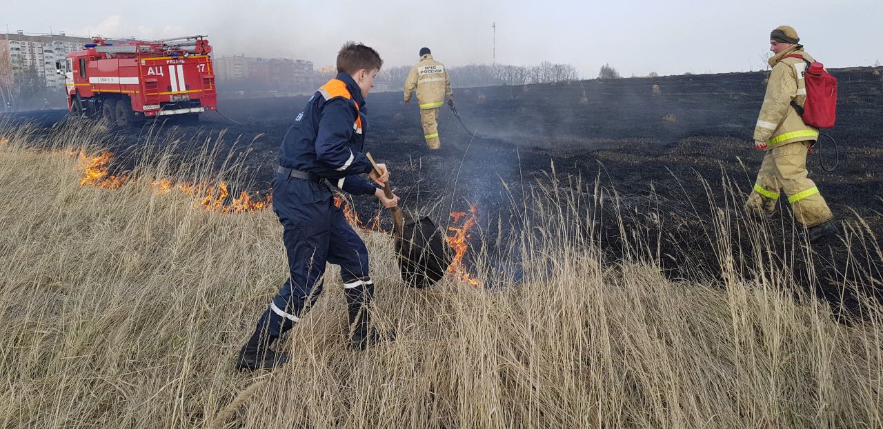 В Октябрьском районе продолжаются рейды по выявлению очагов возгорания сухой травы
