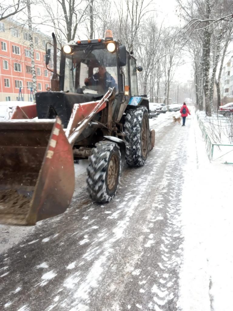 Продолжается расчистка дворовых территорий Московского района от снега и наледи  14.12.2021