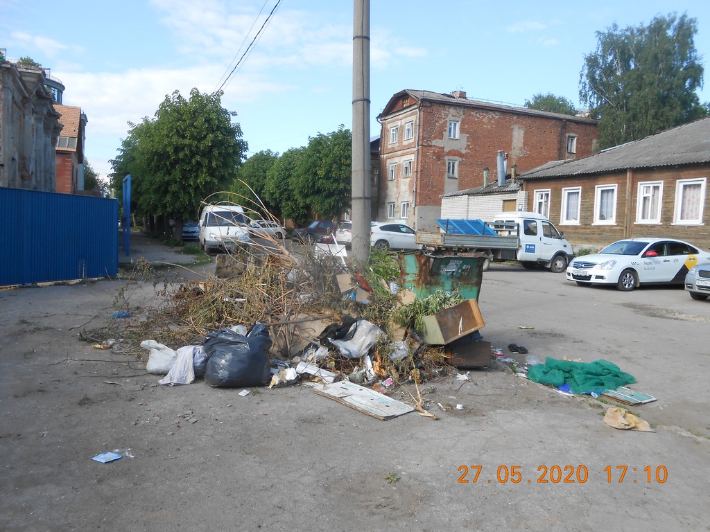 Организованы работы по уборке территории в районе д. 10 по ул. Право-Лыбедская 28.05.2020