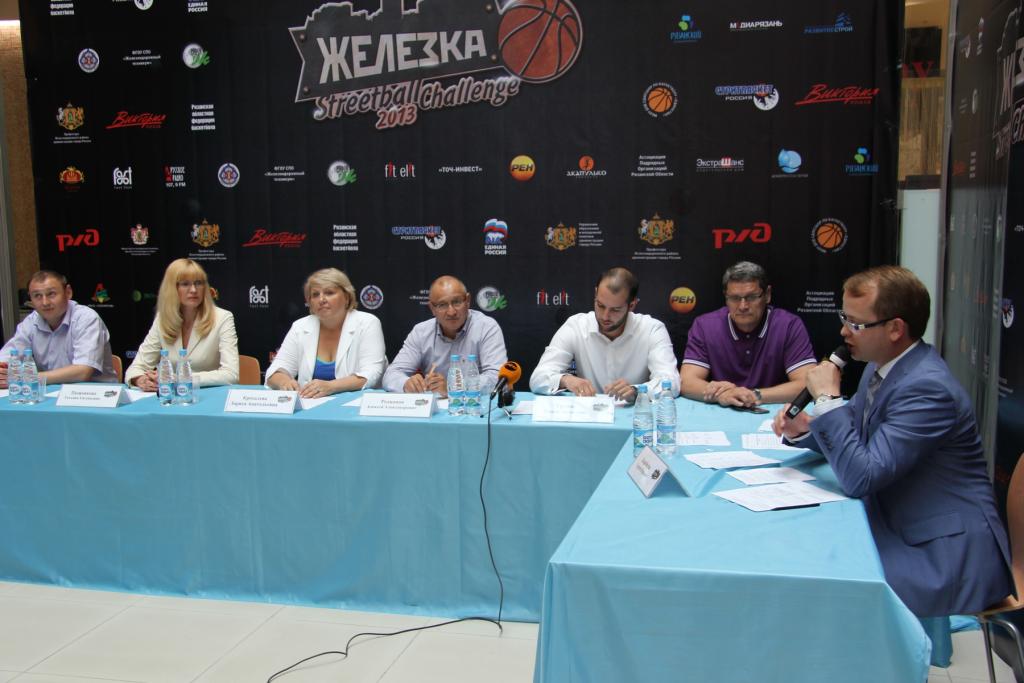В ТРЦ «Виктория Плаза» состоялась пресс-конференция, посвященная вопросам организации и проведения массового фестиваля уличного баскетбола «Железка Streetball Challenge 2013»