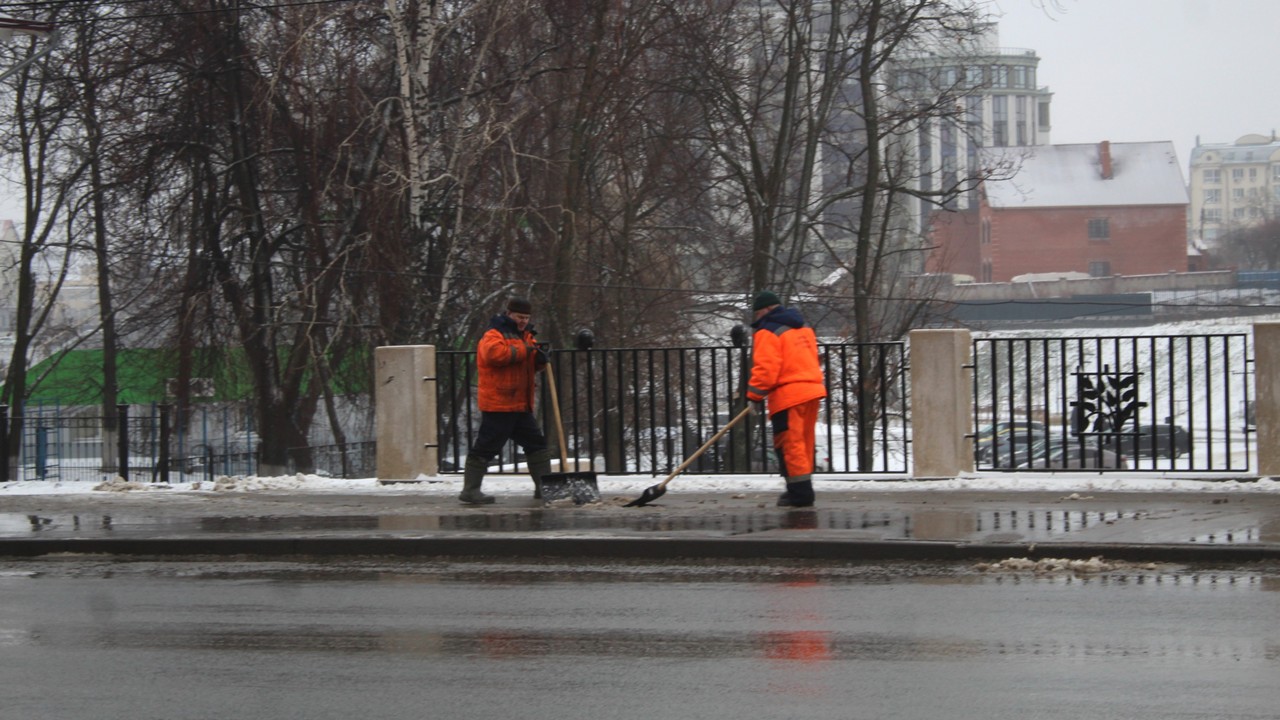 В городе проводится уборка тротуаров