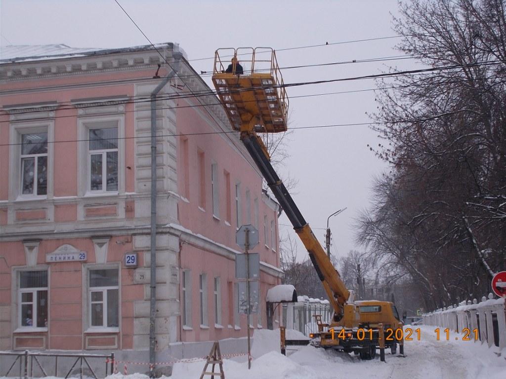 В Советском районе проводятся работы по удалению сосулек и наледи с крыш 15.01.2021