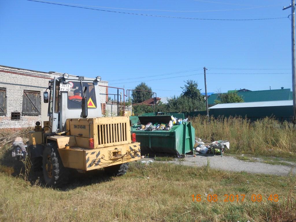 Проведена уборка несанкционированного скопления мусора на территории поселка Борки  16.08.2017