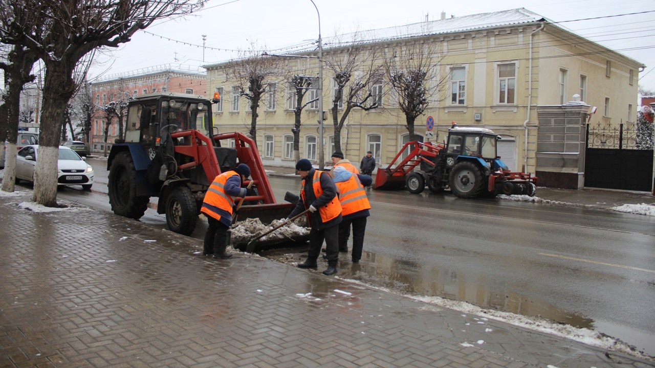 Продолжается уборка дорог и тротуаров