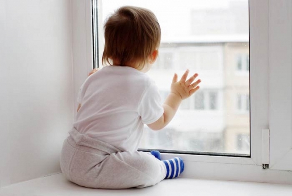Уважаемые родители, открытые окна могут предоставлять опасность для вашего ребенка, оставленного без присмотра!