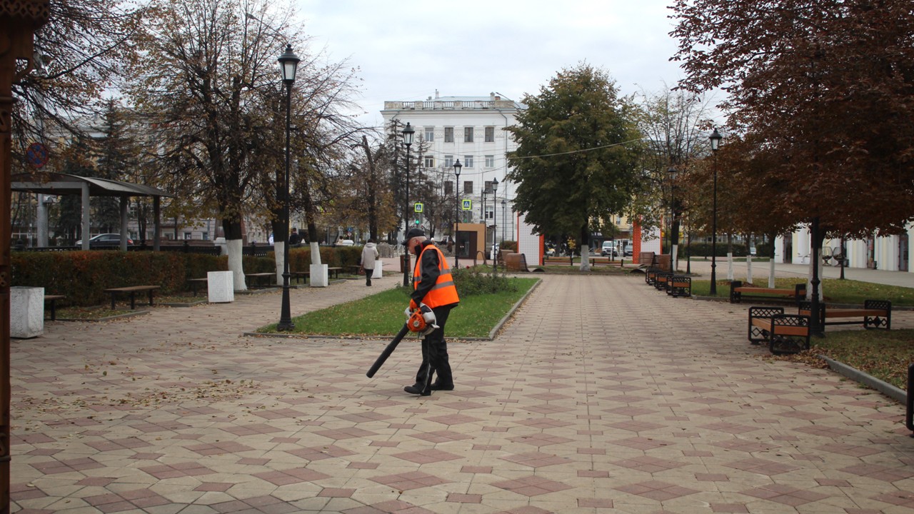 Продолжается уборка городских территорий