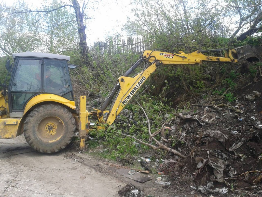 Организована и проведена уборка несанкционированной свалки в поселке Семчино 05.05.2016