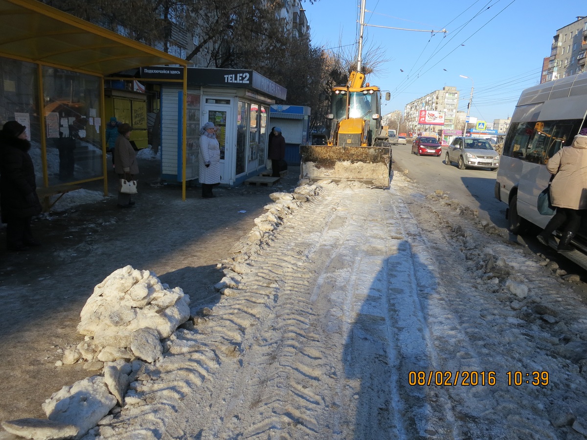 Проведены работы по очистке от снега остановок на улице Интернациональной 08.02.2016
