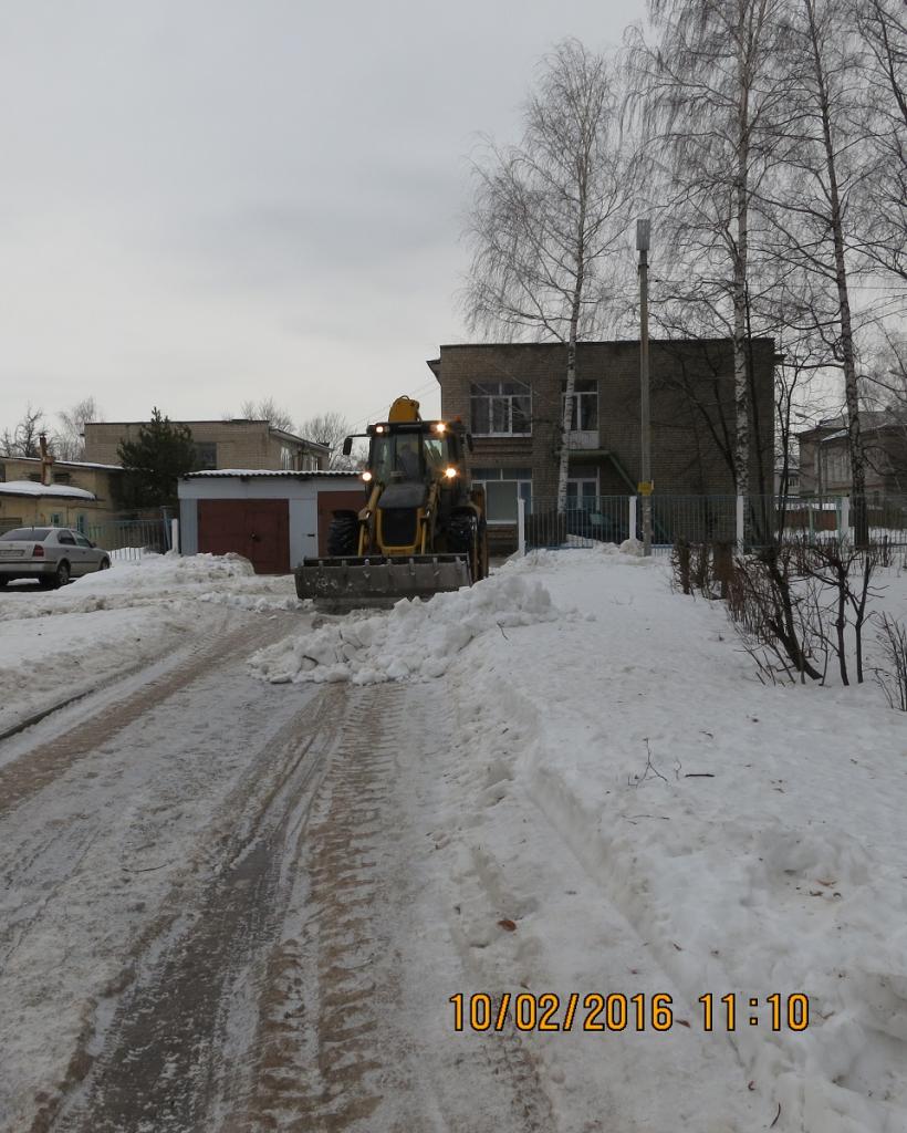 Префектура Октябрьского района продолжает работы по уборке от снега и наледи проезжих частей дорог к детским садам