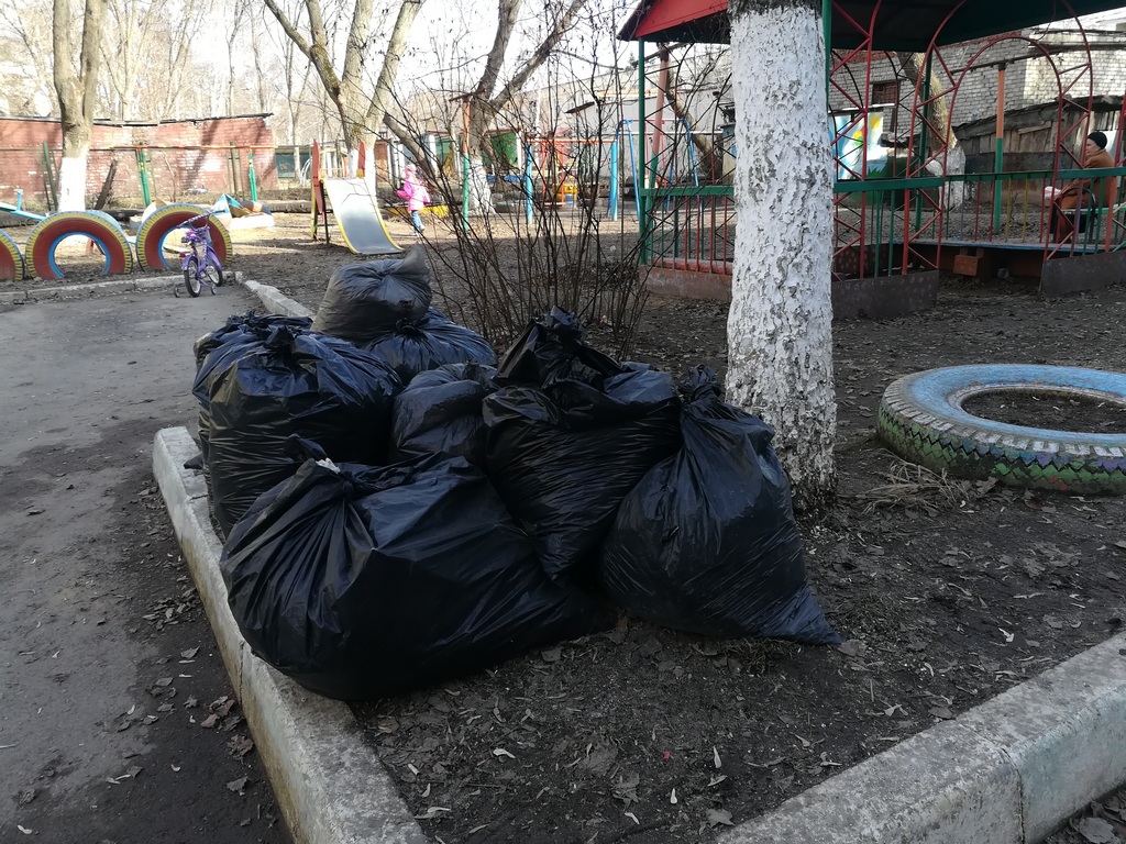 Жители улицы 1-е Бутырки приступили к благоустройству своих дворов 11.04.2018