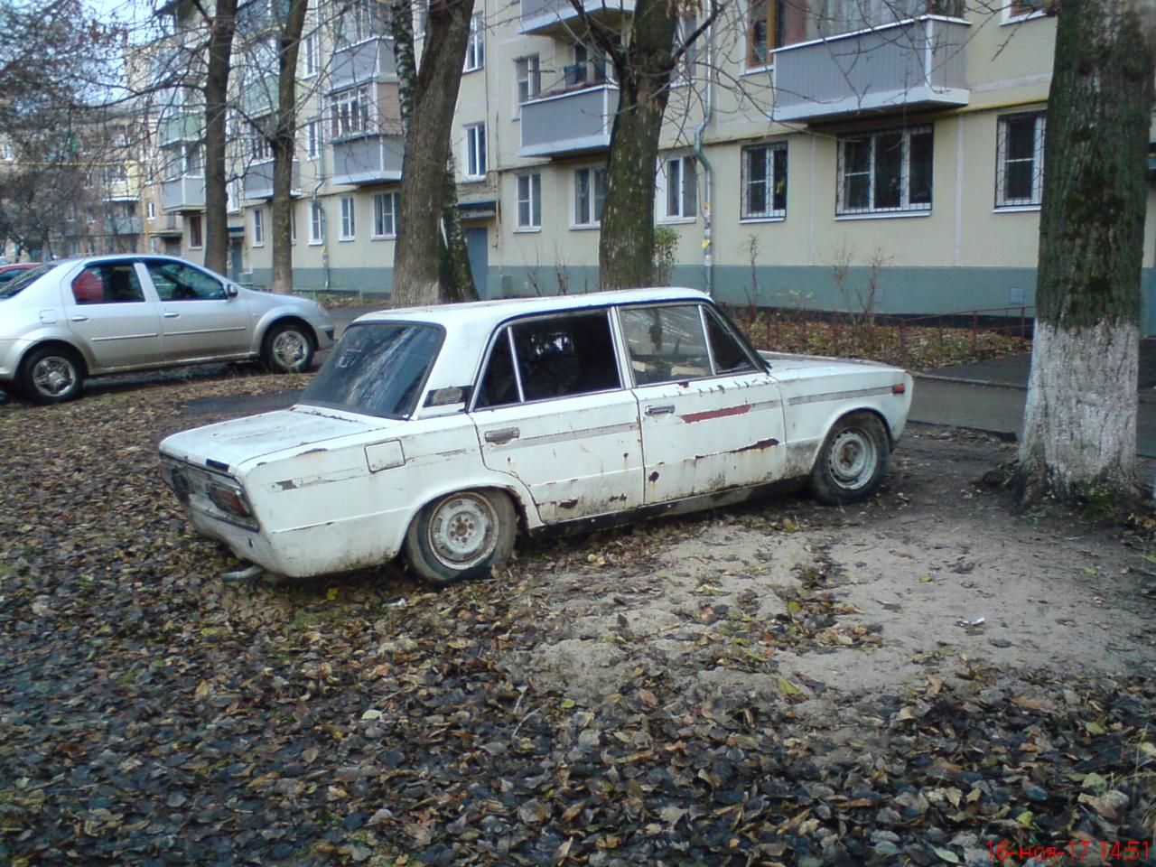 Об уборке разукомплектованного автомобиля по ул. Островского, напротив дома 36