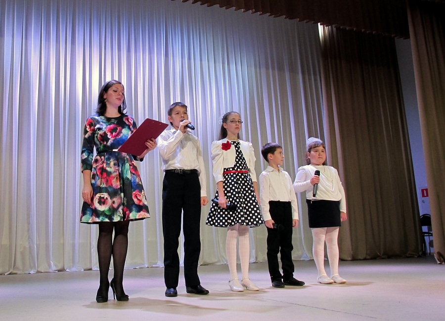 В концертном зале Детской школы искусств №9 состоялся праздник для жителей микрорайона Дягилево, посвященный Дня Матери