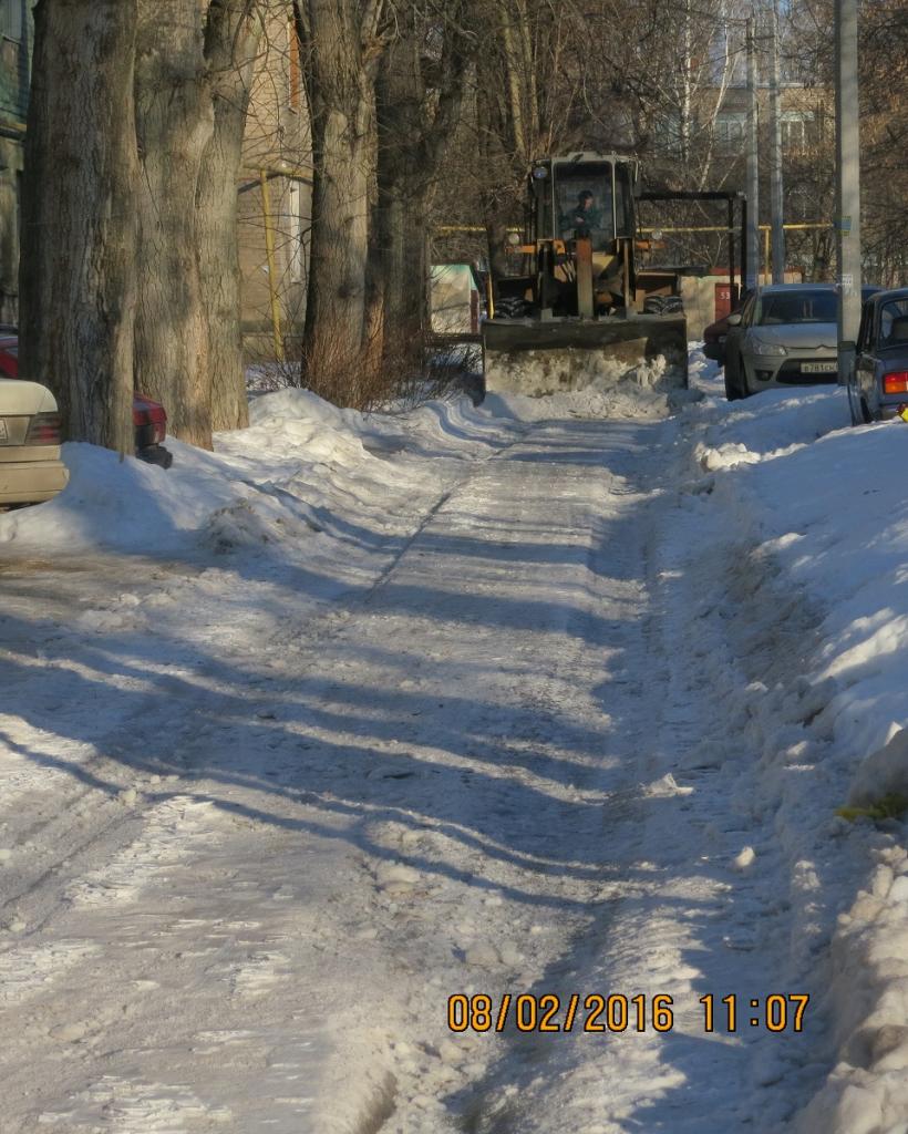 В Октябрьском районе продолжаются работы по уборке дорог от снега