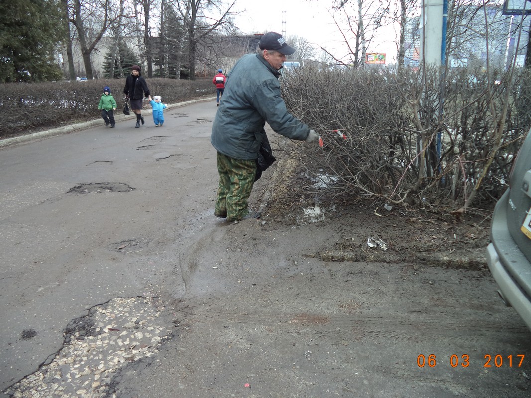 В Московском районе проводятся работы по подбору случайного мусора 06.03.2017