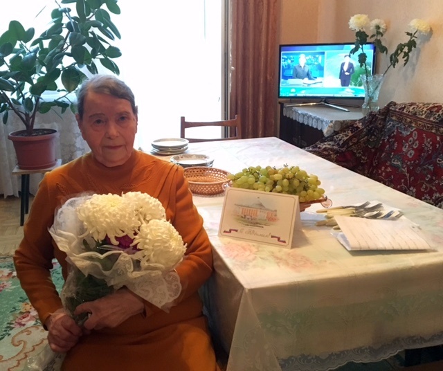 Сотрудники префектуры поздравили Клавдию Федоровну Печурину с 90-летним юбилеем