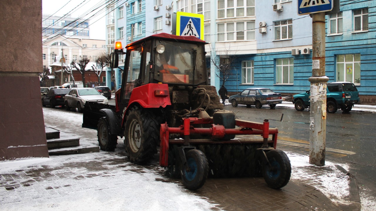 Дирекция благоустройства проводит уборку дорог и тротуаров