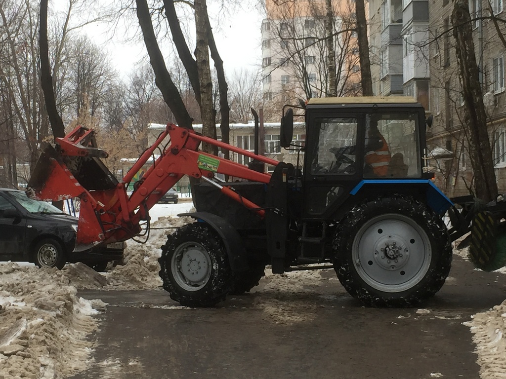 Продолжаются работы по очистке территорий дворов многоквартирных домов от снега, удалению наледей с крыш 04.02.2019