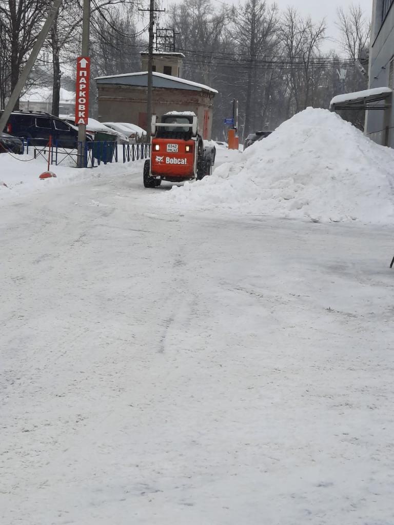 Сотрудники МКУ "УДТ города Рязани" продолжают проводить мониторинг дворов, прилегающих территорий и тротуаров на предмет очистки от снега 15.01.2021