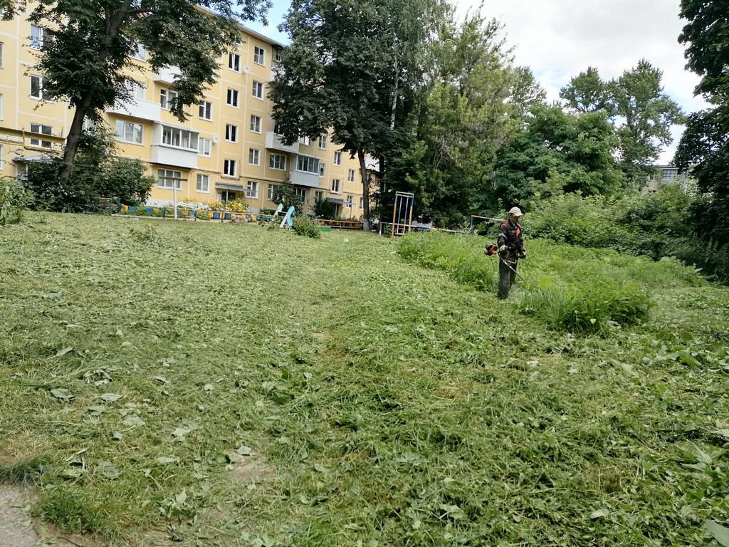 В Советском районе продолжаются работы по окосу травы 23.07.2020