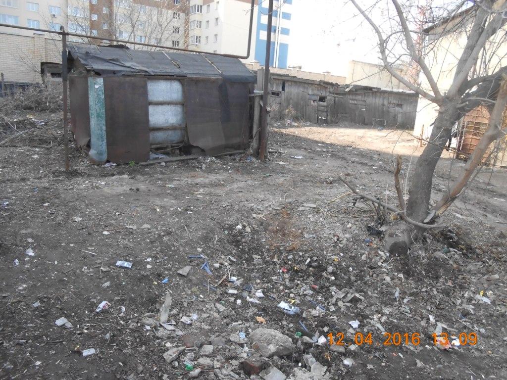 Префектурой организована уборка  мусора на улице Маяковского