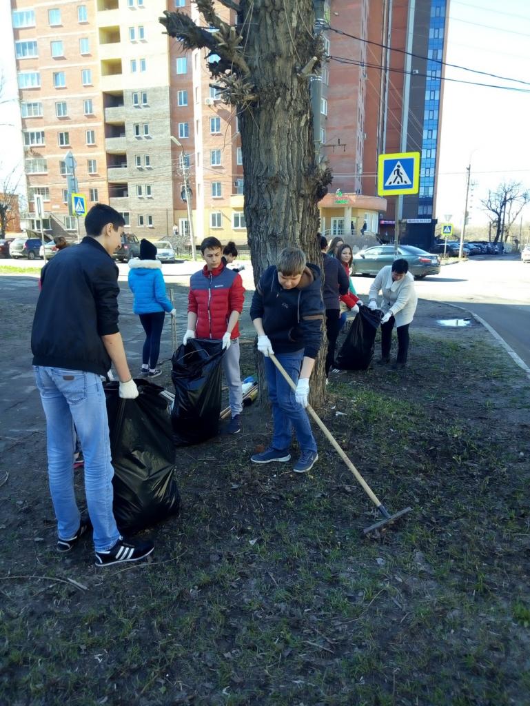 Организованы работы по санитарной уборке территории вдоль улиц Полевой и Введенской 03.05.2018