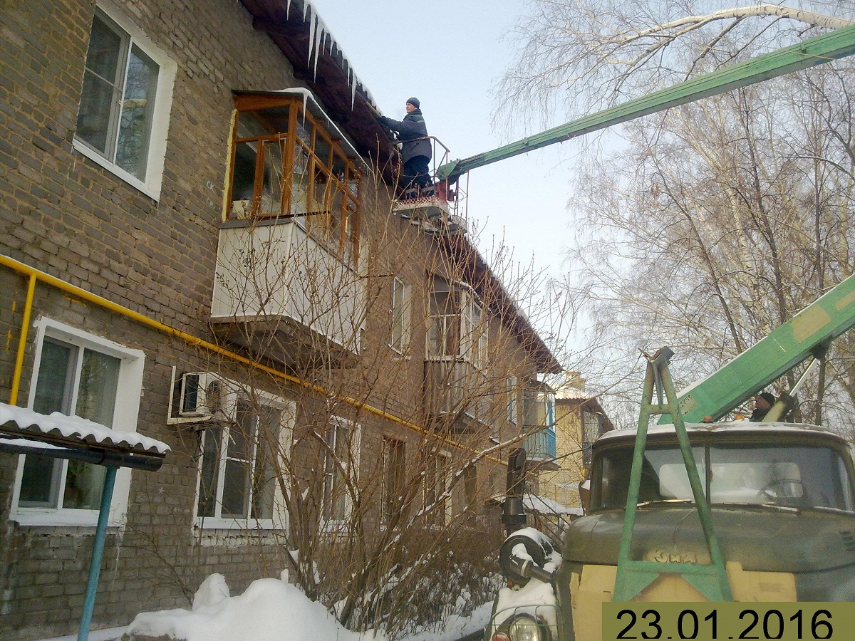 В Московском районе проводится работа по очистке крыш зданий от снега и наледи 25.01.2016