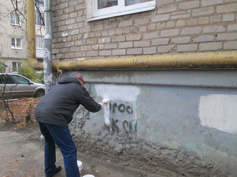 В Октябрьском районе продолжаются рейды по устранению надписей наркотического содержания