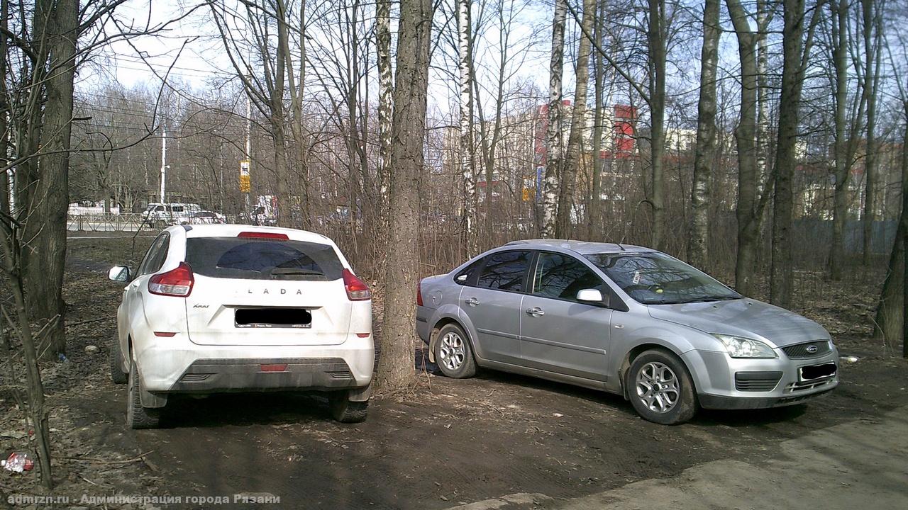 В Рязани проходят рейды по несанкционированной парковке на зеленых зонах