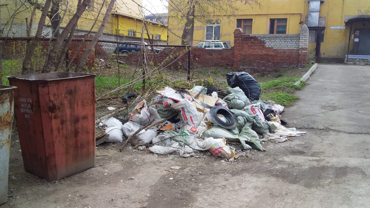 Организованы и проведены работы по вывозу мусора у д. 15 по улице Строителей