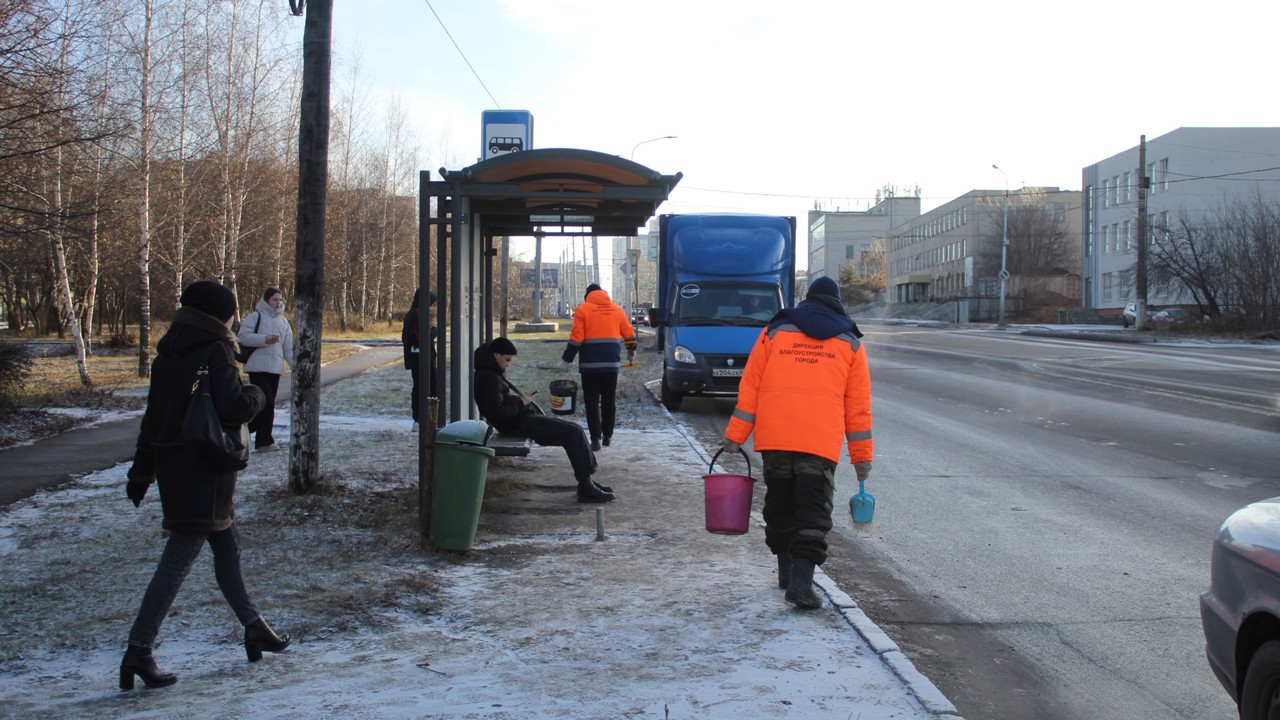 В Рязани проводится уборка дорог и обработка тротуаров