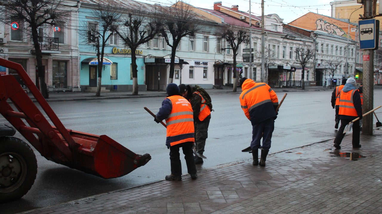 В Рязани продолжаются работы по обработке тротуаров и уборке дорог