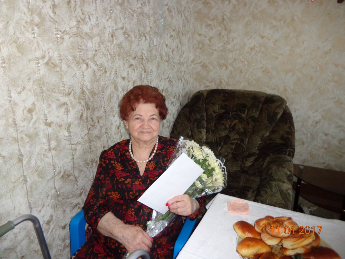 В Октябрьском районе поздравили юбиляра с 90-летием