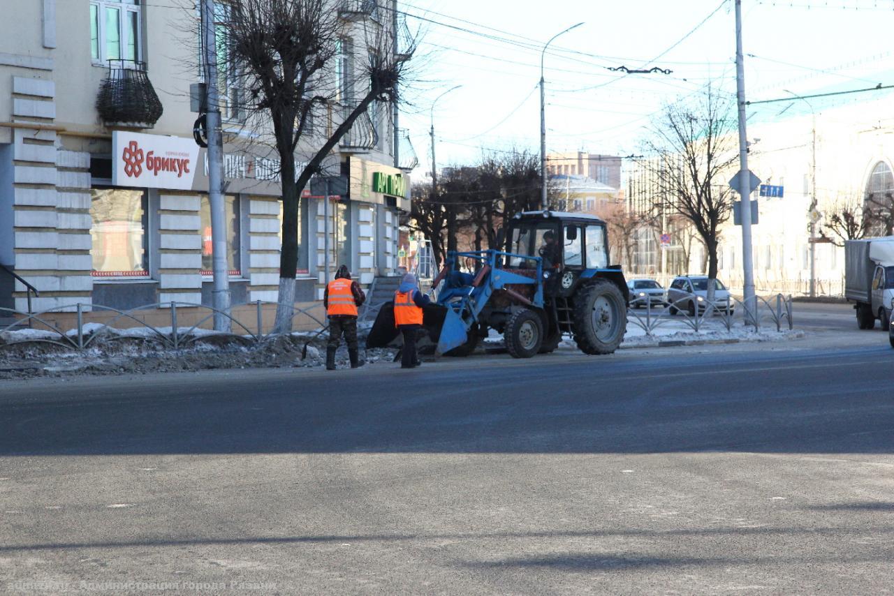 В областном центре продолжается уборка тротуаров и общественных территорий