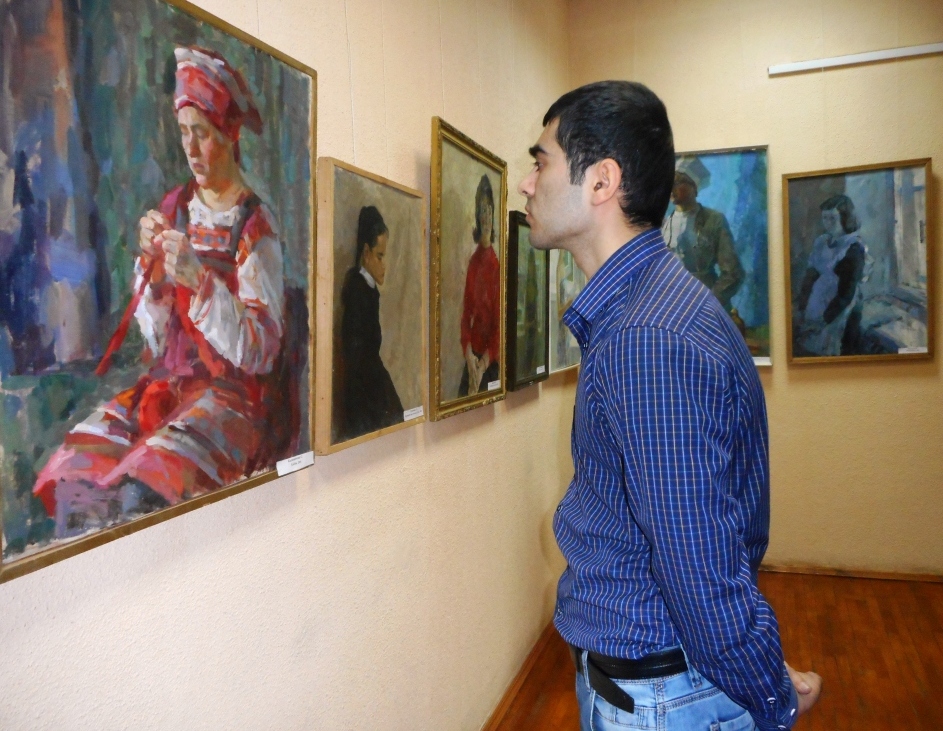 В Центральной городской библиотеке имени С.А. Есенина состоялась презентация выставки «Женский портрет»