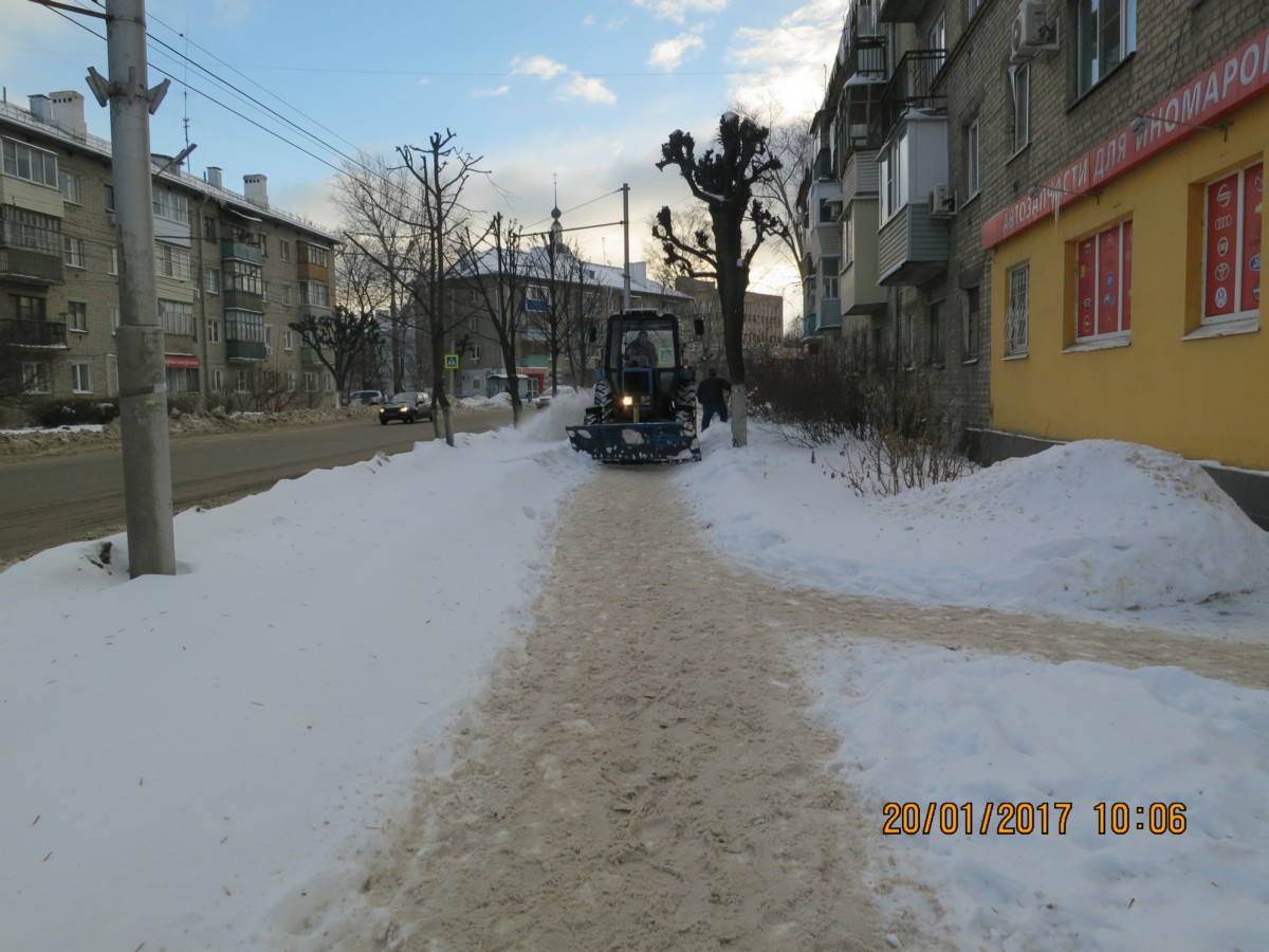 Префектура Октябрьского  района провела субботник по очистке тротуаров на ул. Горького