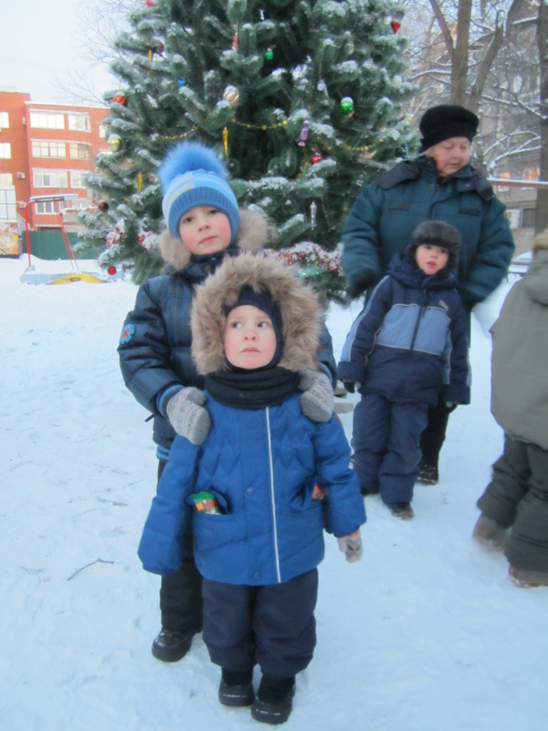 Во дворе дома 2/68 по улице Ленина провели детский новогодний праздник